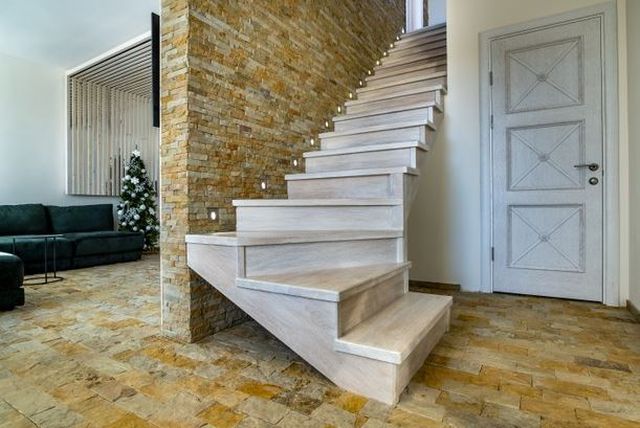 Jak dbać o schody drewniane?
