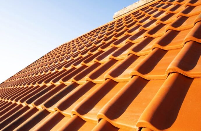 Jak poprawić energooszczędność domu - rola pokrycia dachowego w izolacji termicznej
