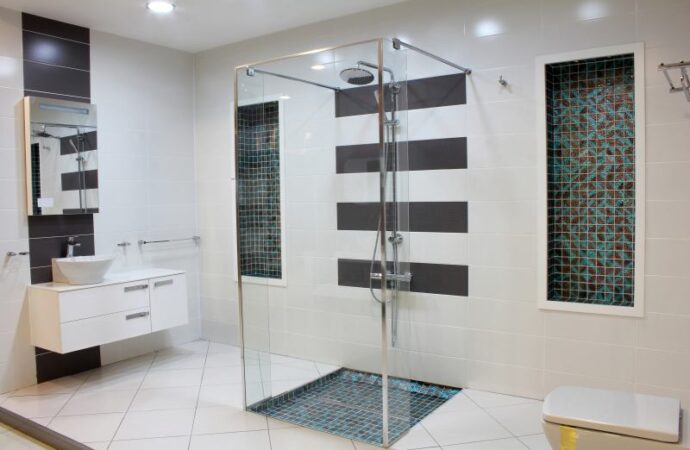Prysznic we wnęce – wnęka z natryskiem zamiast kabiny, jak go wykonać krok po kroku?