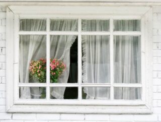 Zastosowanie okien z podziałami: gdzie najlepiej wykorzystać okna ze szprosami i szczeblinami?