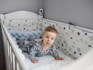 jak urządzić kącik dla niemowlaka w kawalerce i sypialni?