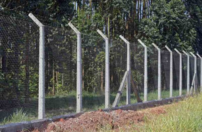 Montaż ogrodzenia z metalowej siatki – jak prawidłowo zainstalować siatkę ogrodzeniową