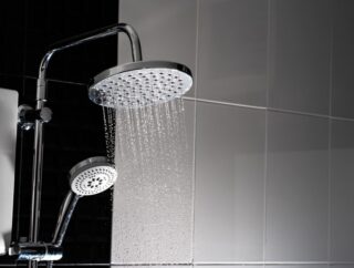 Innowacyjne rozwiązania w prysznicu – deszczownica i klasyczny zestaw natryskowy