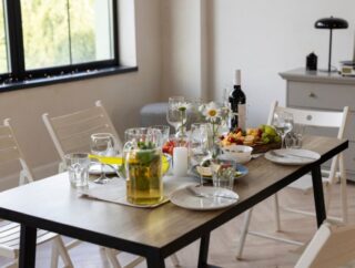 Drewno, fornir czy laminat – który blat lepiej zniesie codzienne posiłki?