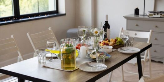 Drewno, fornir czy laminat – który blat lepiej zniesie codzienne posiłki?